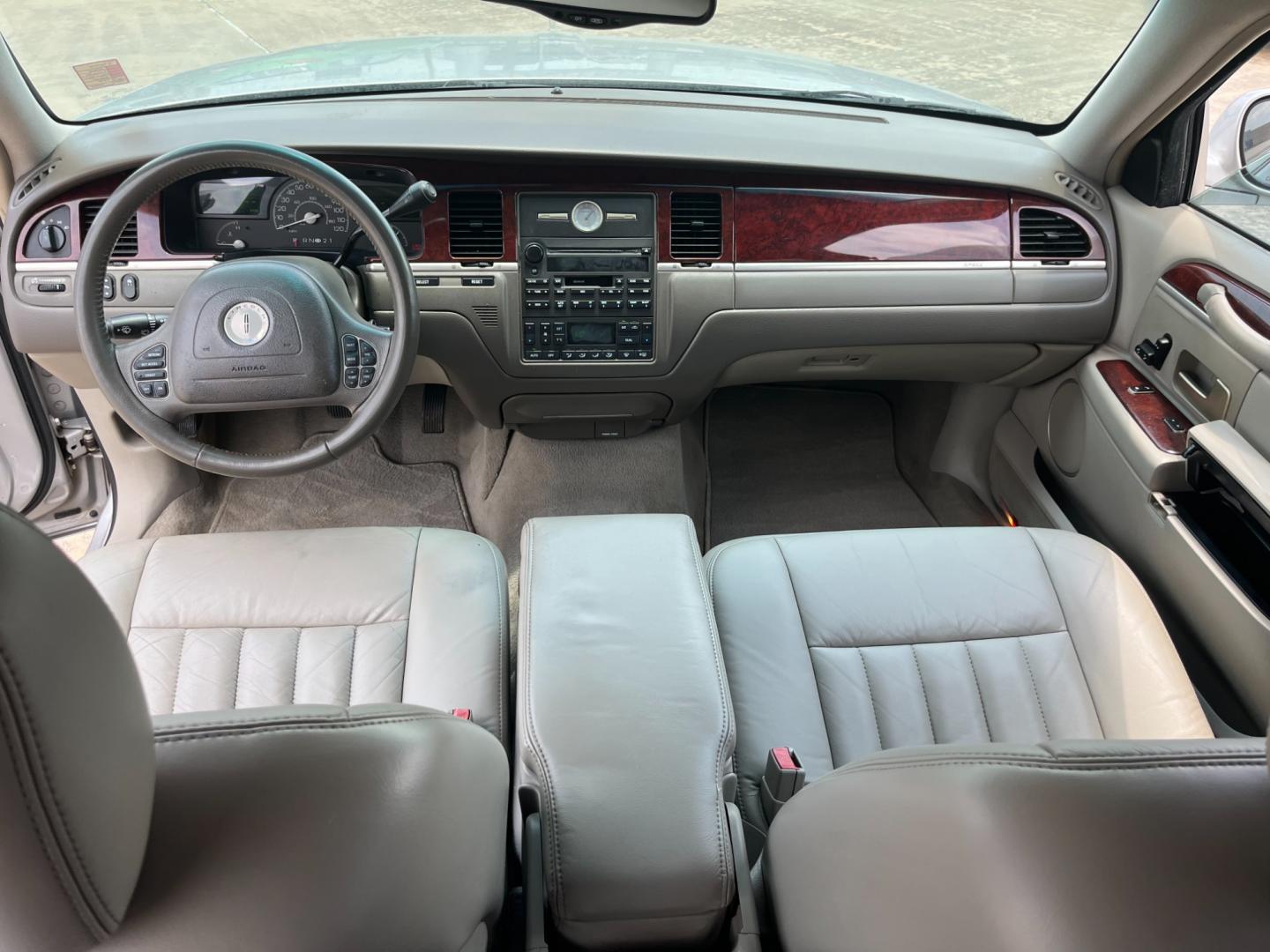 2004 SILVER /TAN Lincoln Town Car Signature (1LNHM81W54Y) with an 4.6L V8 SOHC 16V engine, 4-Speed Automatic Overdrive transmission, located at 14700 Tomball Parkway 249, Houston, TX, 77086, (281) 444-2200, 29.928619, -95.504074 - Photo#10